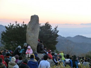 御来光を待つ幼女